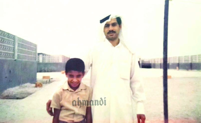 "حمدان بن زايد مع أحمد مندي في مدرسة الكندي 1971"