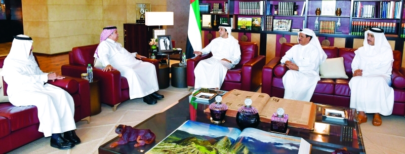 "Ⅶ منصور بن زايد خلال استقباله ماجد القصبي بحضور أحمد الزعابي وسلطان المنصوري  |  وام"