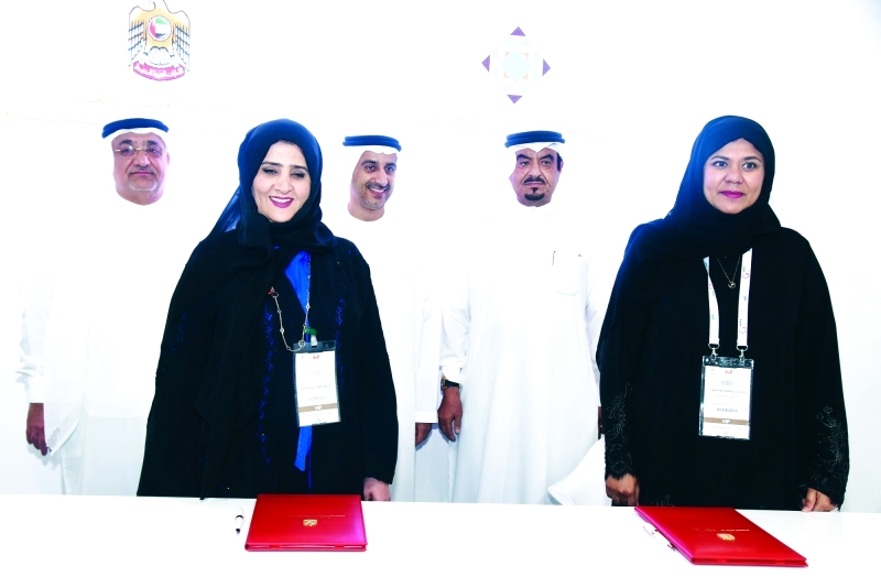 "■ مسؤولو الوزارة خلال توقيع الاتفاقيات أمس خلال جيتكس | البيان"