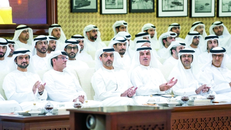 "Ⅶ حامد بن زايد يتابع المحاضرة بحضور عبدالعزيز الغرير ومغير الخييلي وعبدالله الأحبابي وفهد النيادي | تصوير: راشد المنصوري"