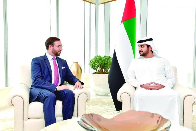 "مكتوم بن محمد متحدثاً إلى الأمير غيوم"