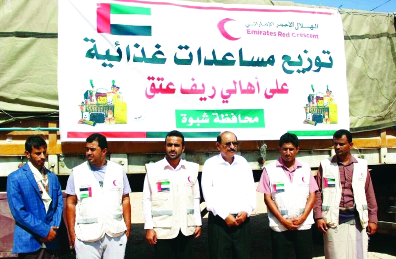 "■ أهالي عتق خلال تلقيهم المساعدات الإماراتية | وام"