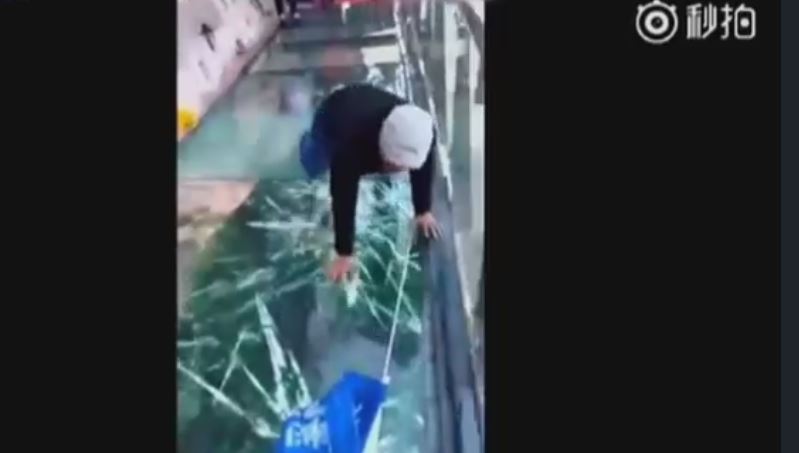بالفيديو.. مزحة مرعبة على ارتفاع 260 متراً