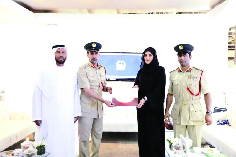 المري يكرّم طالبة سورية لإنقاذها جدة وحفيدها من المبيت في الشارع