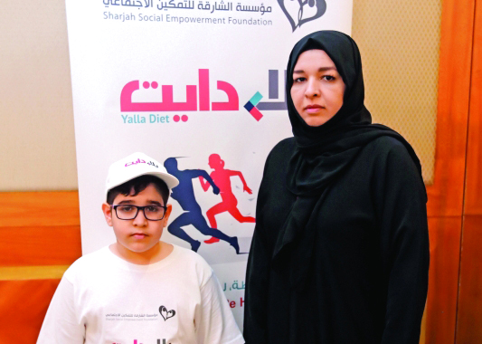 "Ⅶ إيمان عزيزي وابنها خلال المبادرة | تصوير: عبدالله المطروشي"