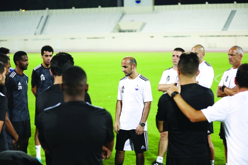 "Ⅶ العنبري أشرف على تدريب فريق الشارقة أمس  | تصوير عبد الله المطروشي"