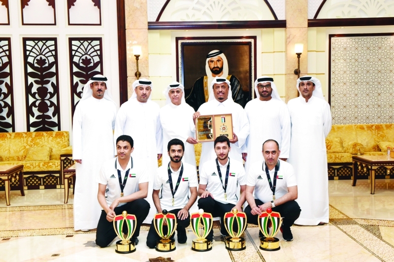 "■ ضاحي خلفان خلال استقباله وفد الاتحاد واللاعبين الأبطال | البيان"