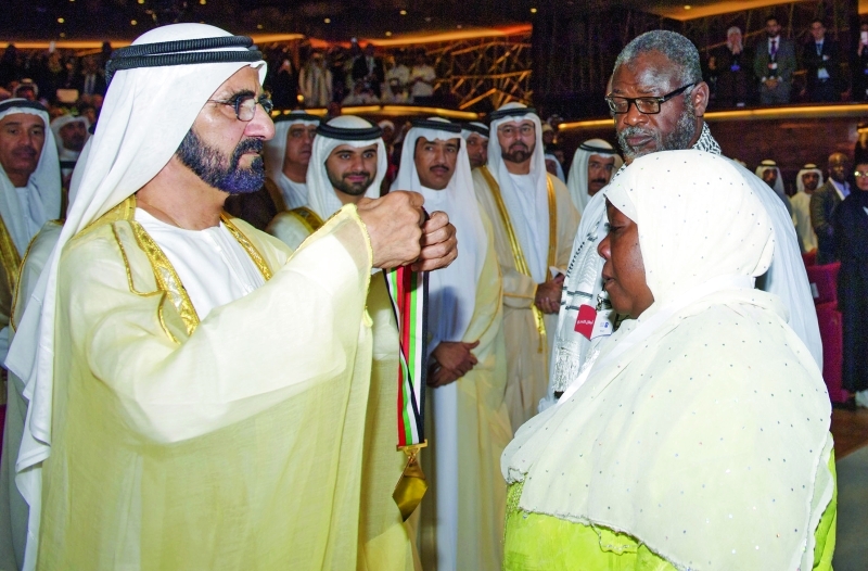 "محمد بن راشد يتوسط والدي فاطمة غولام بحضور سيف بن زايد | من المصدر"