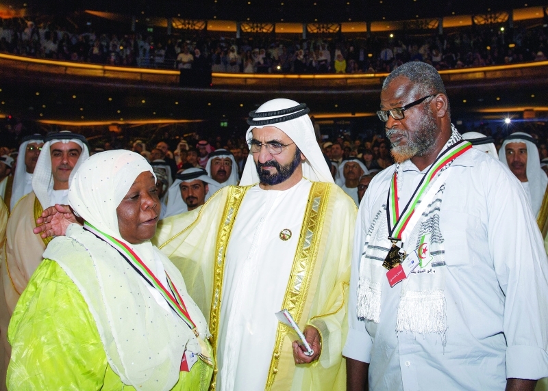 "محمد بن راشد يتوسط والدي فاطمة غولام بحضور سيف بن زايد | من المصدر"