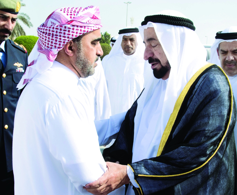 "■ سلطان القاسمي مقدماً العزاء لذوي الشهيد بدر المراشدة  |  من المصدر"