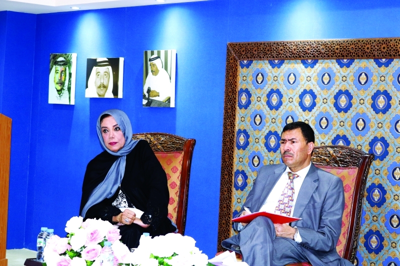 "■ موزة غباش وخالد بن ققه خلال الأمسية | من المصدر"