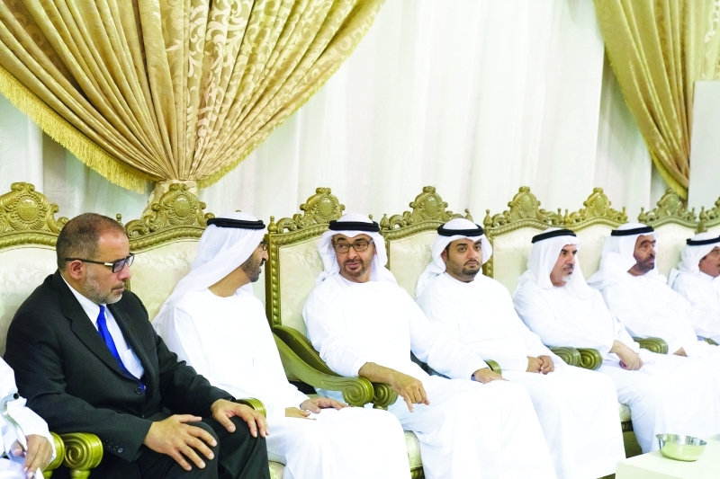 "■ سموه خلال تقديمه واجب العزاء لأسرة الشامسي"