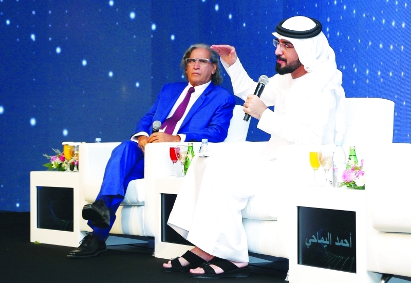 "■ أحمد اليماحي وعثمان العمير خلال إحدى الجلسات"