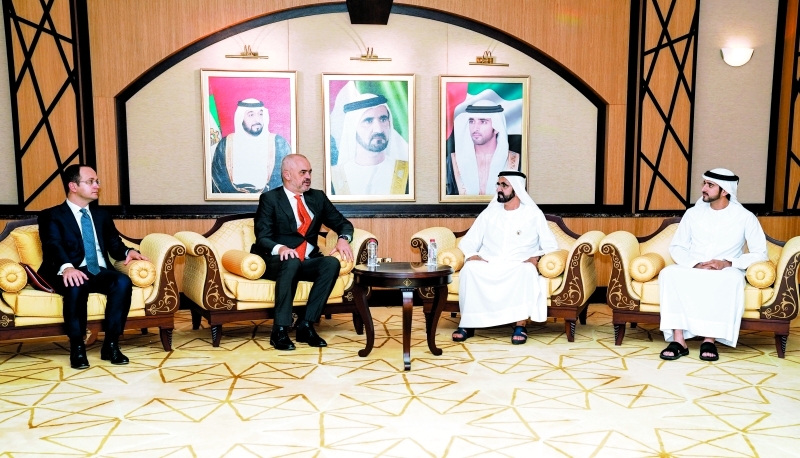 "محمد بن راشد خلال استقباله إيدي راما بحضور حمدان بن محمد | تصوير: خليفة اليوسف"