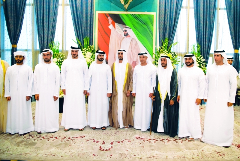 "هزاع بن زايد ومنصور بن محمد والعريس وذووه خلال الحفل"