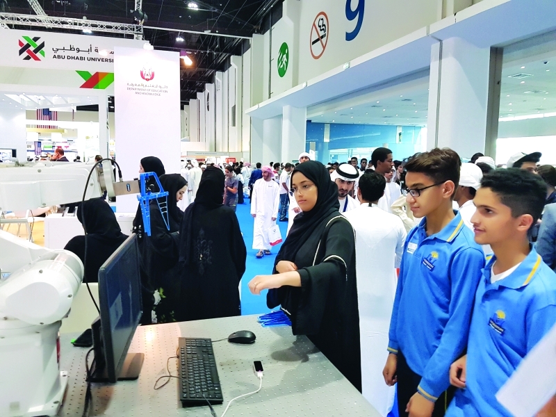 "Ⅶ الطالبة سهيلة المهيري تستعرض مشروعها"