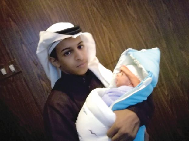 أصغر عريس يرزق بمولوده الأول