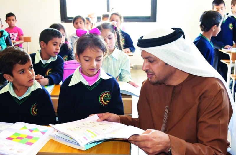 "السفير حمد الشامسي عقب افتتاح المدرسة | وام"