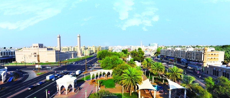 "الشارع العام وسط مدينة العين"