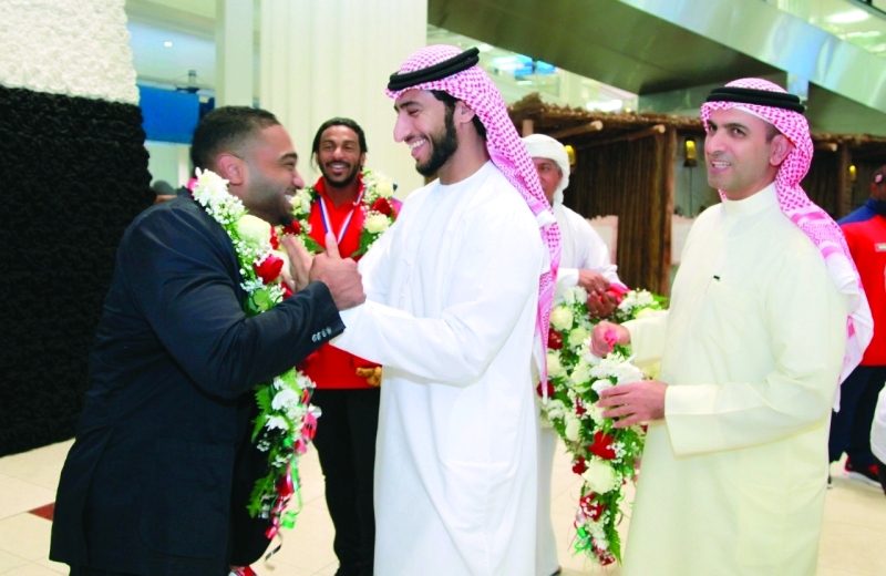"عبد الله الشرقي يقلد اللاعبين بباقات الورود | البيان"