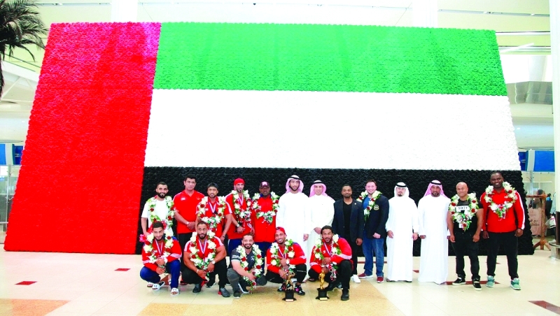 "رئيس الاتحاد والمسؤولون مع الأبطال | البيان"