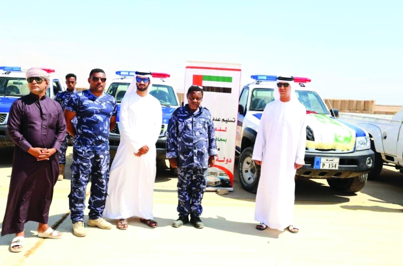 "■ ممثلو دولة الإمارات خلال تسليمهم الدفعة الجديدة من السيارات | وام"