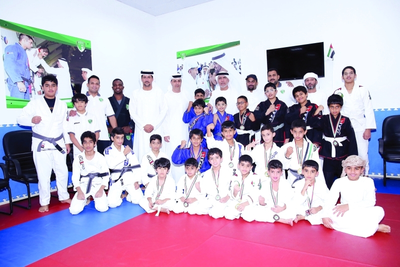 "Ⅶ اللجنة المنظمة تتوسط الأبطال الصغار | البيان"