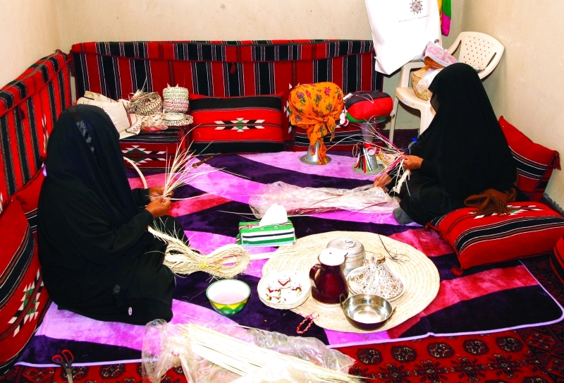 "■ جانب من الحرف التقليدية التي تبدع فيها الأنامل الناعمة | تصوير: عمران خالد"