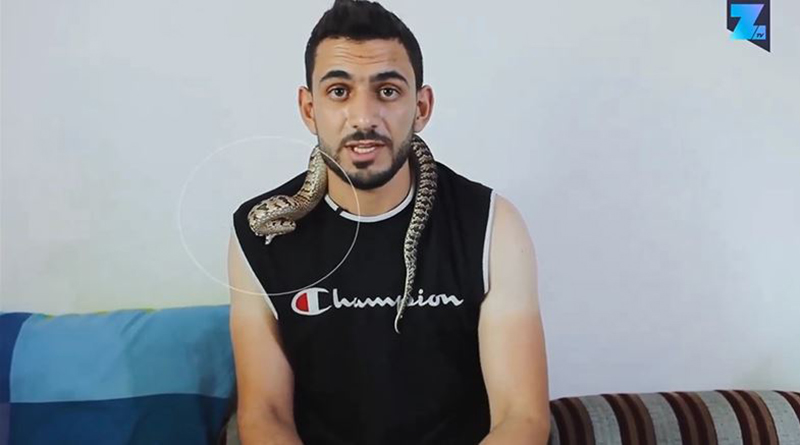 لحظة تعرّض خبير أردني للدغة أفعى قاتلة على الهواء