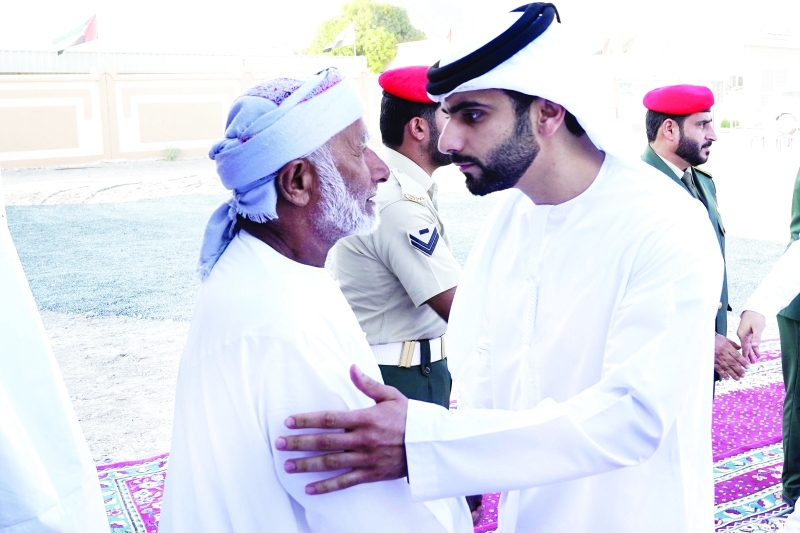 "■ منصور بن محمد يقدم واجب العزاء لذوي الشهيد | تصوير: محمد هشام"