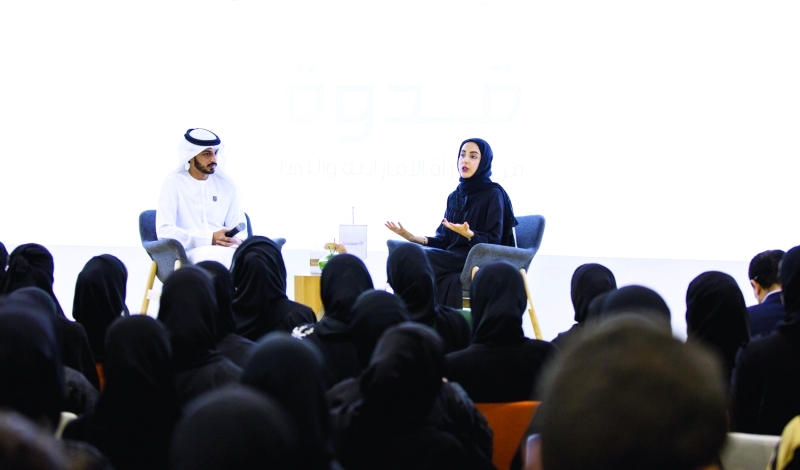 "■ شما المزروعي متحدثة خلال الجلسة بحضور محمد الكعبي"