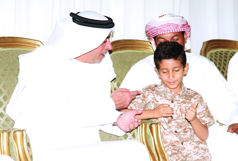 "■ سيف بن زايد يواسي ذوي الشهيد"