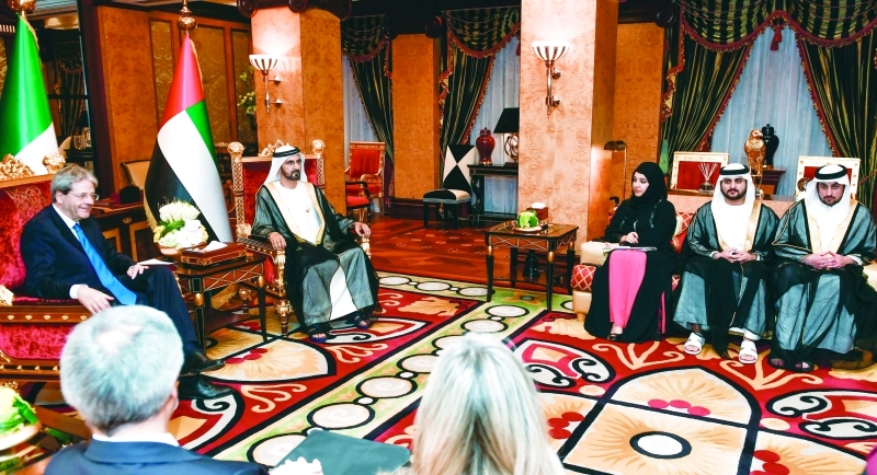 "■ محمد بن راشد خلال استقباله باولو جينتيلوني بحضور مكتوم وأحمد بن محمد وريم الهاشمي | تصوير: سيف محمد"