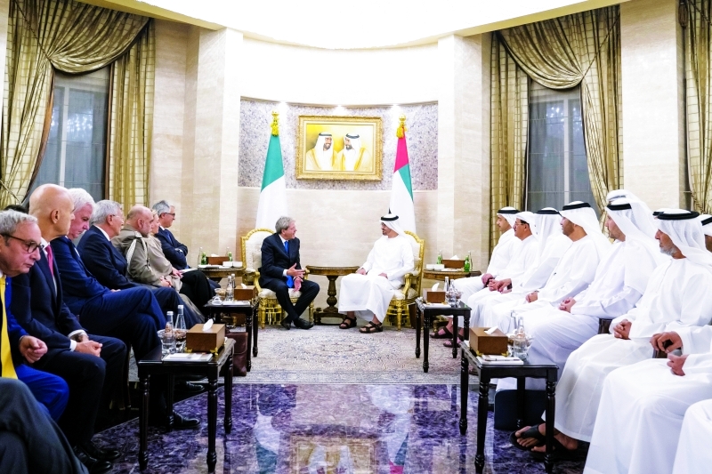 "محمد بن زايد خلال استقباله رئيس وزراء إيطاليا والوفد المرافق بحضور عبدالله بن زايد وسلطان المنصوري ومحمد البواردي وسلطان الجابر وخلدون المبارك وعيسى المزروعي | تصوير: محمد الحمادي"