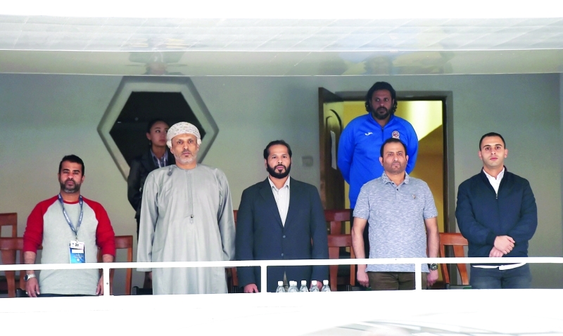 "Ⅶ بن غليطة خلال متابعته لمباراة الإمارات وعمان | البيان"