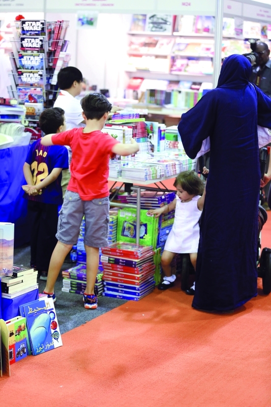 "■ معارض الكتاب إحدى وسائل تسويق كتب الأطفال  |  تصوير: عبدالله المطروشي"