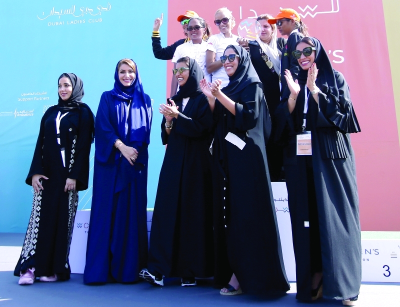 "نورة الكعبي ومنى المري تتوسطان الفائزات"