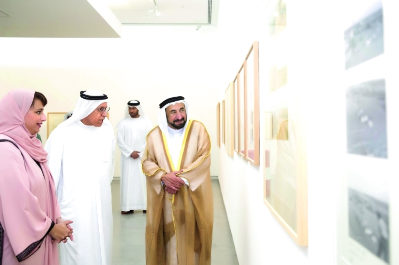 "■سلطان القاسمي يستمع إلى شرح عن أحد أعمال المعرض | وام"