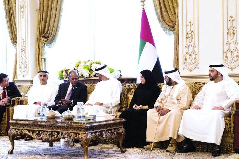 "Ⅶ  سموه خلال لقائه شانموجام بحضور حمدان بن زايد وأمل القبيسي وطحنون بن محمد وسيف بن زايد"