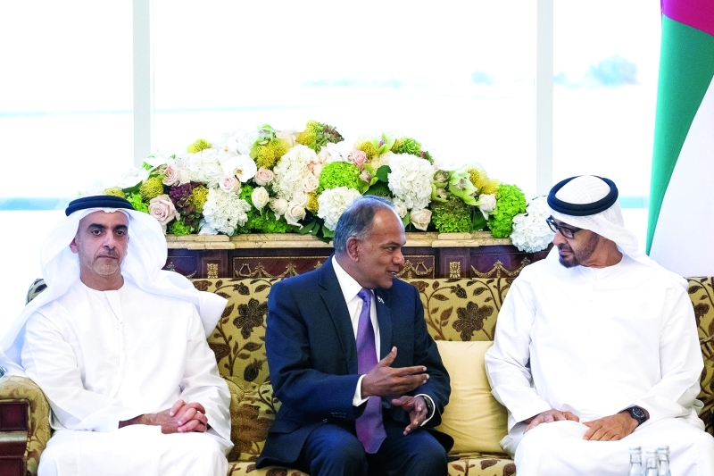 "Ⅶ  محمد بن زايد متحدثاً إلى شانموجام بحضور سيف بن زايد  |  تصوير: راشد المنصوري وحمد الكعبي"