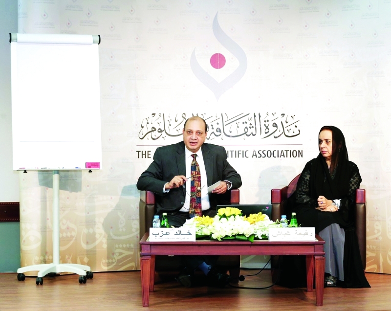 "■ رفيعة غباش وخالد عزب خلال المحاضرة | من المصدر"
