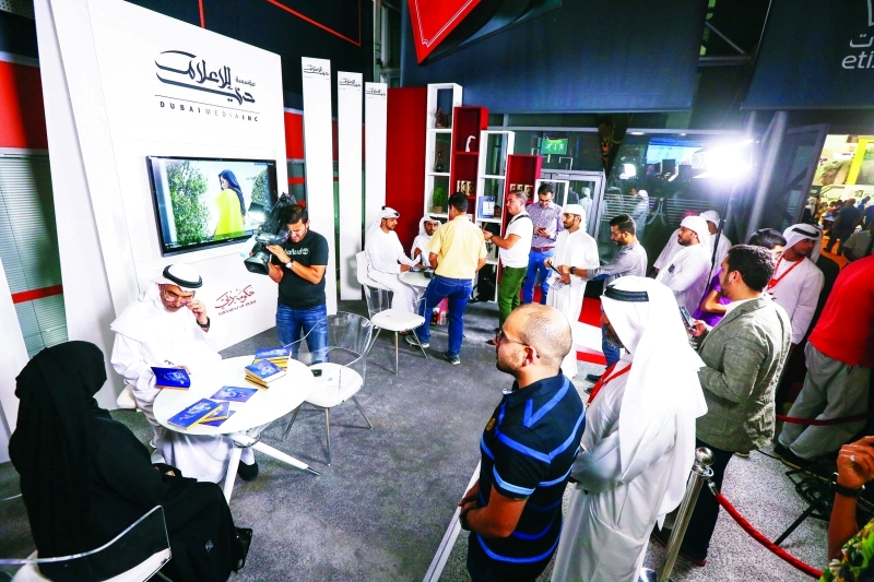 "Ⅶ  عادل خزام يوقّع كتابه «ريش الكلمات المسافرة»   |   من المصدر"