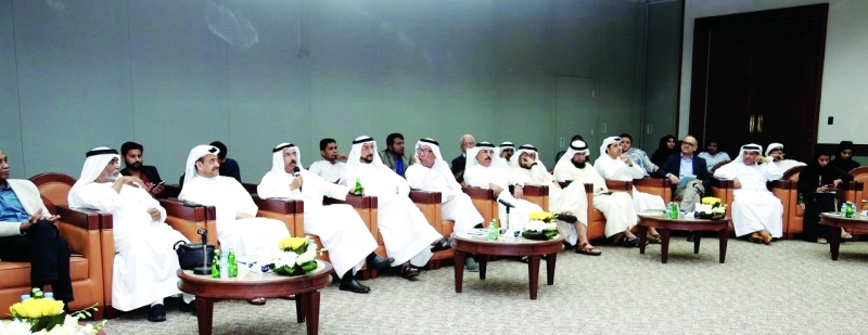 "■ محمد المر وسلطان السويدي وعلي الهاملي وصلاح القاسم وعبدالغفار حسين وجانب من الحضور"