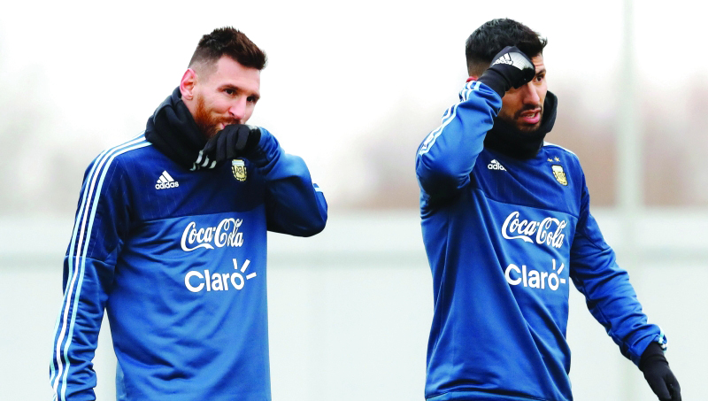 "■ ميسي وأغويرو خلال تدريبات المنتخب الأرجنتيني | رويترز"