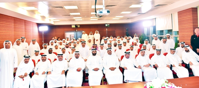 "■ بن غليطة وبو جسيم يتوسطان قضاة الملاعب | أرشيفية"