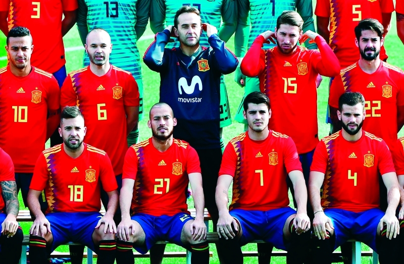 "■ قميص المنتخب الإسباني الجديد المثير للجدل | أ ب"