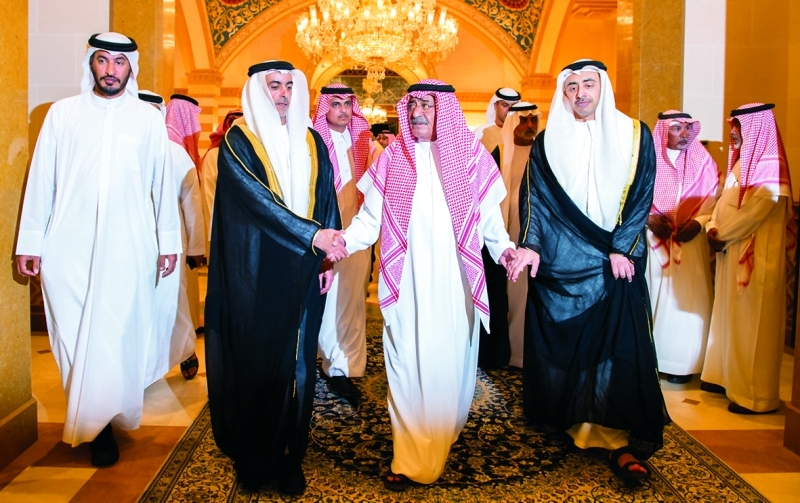 سيف وعبد الله بن زايد يقدّمان تعازي الإمارات في وفاة منصور بن مقرن