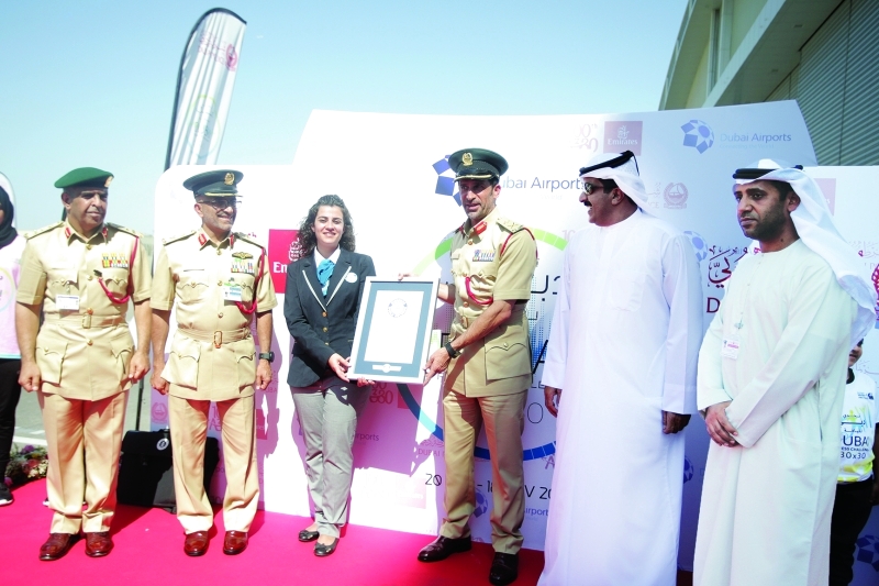 "المري متسلماً شهادة «غينيس» من هدى خشاب | البيان"