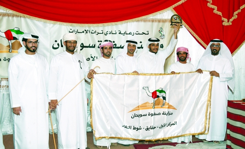 "مالك «ذخيرة» يرفع جائزة شوط التلاد لفئة الحقايق"