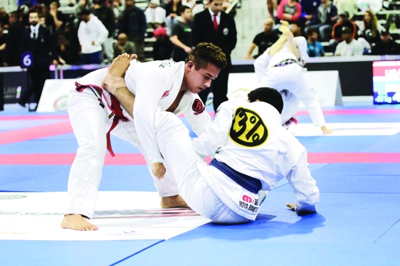 "■ خلال أحد نزالات البطولة في البرازيل | البيان"